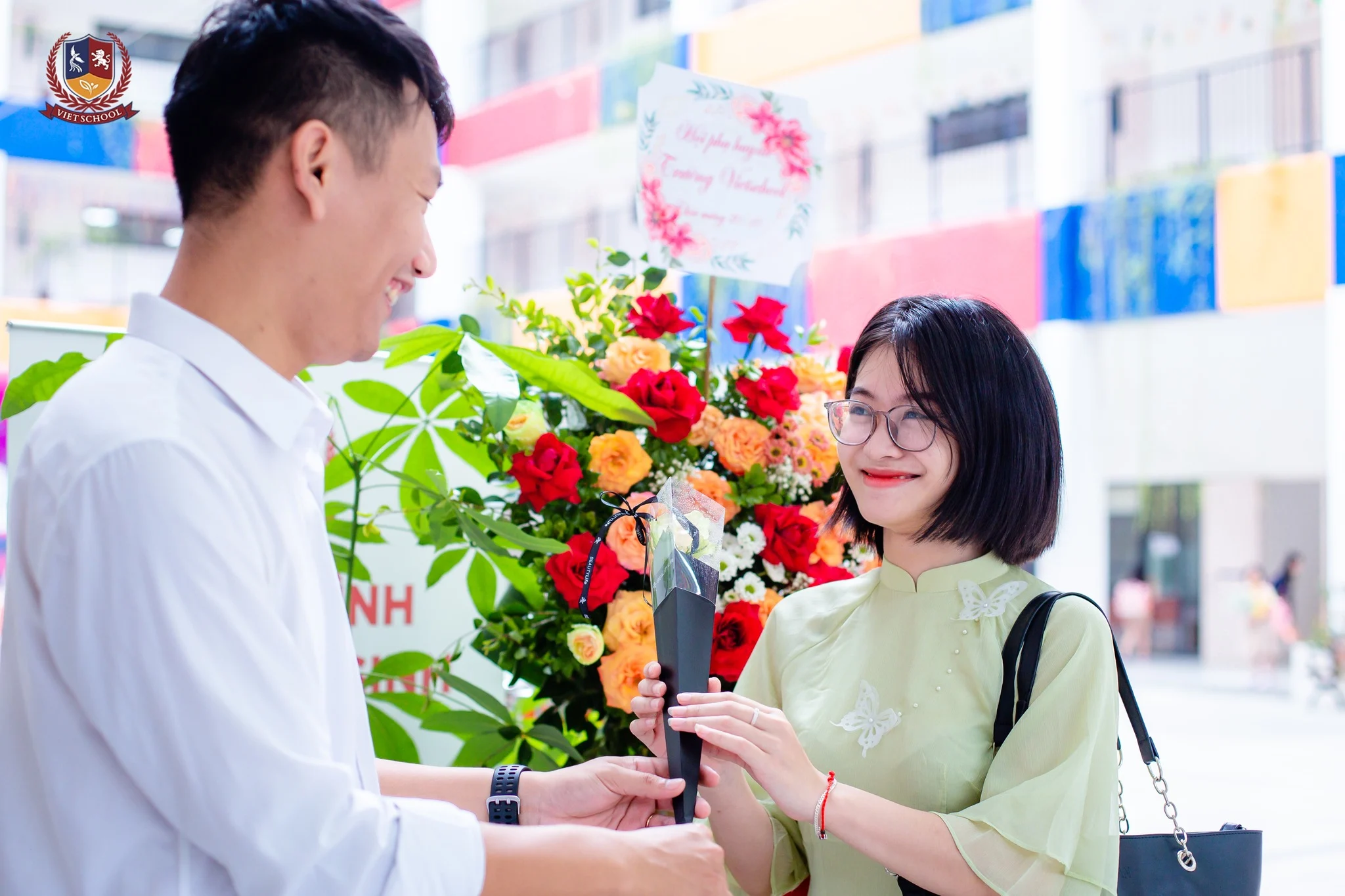 GIÁO VIÊN VIETSCHOOL ĐẾN TRƯỜNG TRONG TÀ ÁO DÀI THƯỚT THA - TÔN VINH VẺ ĐẸP VIỆT