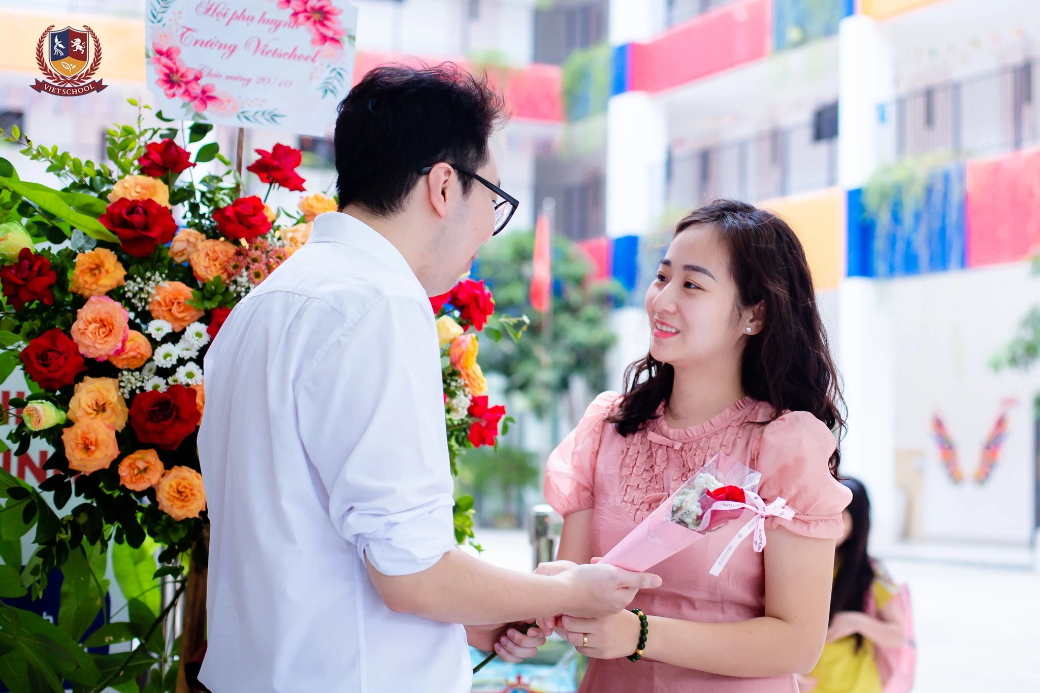 GIÁO VIÊN VIETSCHOOL ĐẾN TRƯỜNG TRONG TÀ ÁO DÀI THƯỚT THA - TÔN VINH VẺ ĐẸP VIỆT