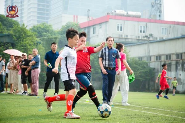 LỘI NGƯỢC DÒNG NGOẠN MỤC, VIETSCHOOL TIẾN VÀO BÁN KẾT GIẢI BÓNG ĐÁ THIẾU NIÊN - NHI ĐỒNG QUẬN THANH XUÂN