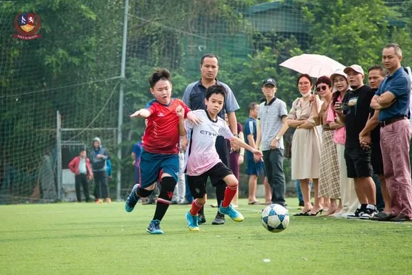 LỘI NGƯỢC DÒNG NGOẠN MỤC, VIETSCHOOL TIẾN VÀO BÁN KẾT GIẢI BÓNG ĐÁ THIẾU NIÊN - NHI ĐỒNG QUẬN THANH XUÂN