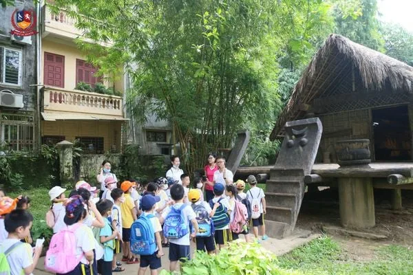TRẢI NGHIỆM XEM MÚA RỐI NƯỚC ĐẦY HÁO HỨNG VỚI CÁC CON HỌC SINH KHỐI 1