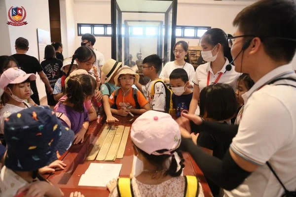Học sinh trại hè Vietschool khám phá Bảo tàng Dân tộc học Việt Nam