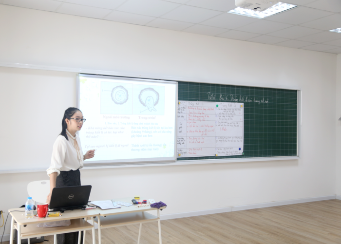 GIÁO VIÊN THCS VIETSCHOOL ĐÀO TẠO VÀ TẬP HUẤN GIẢNG DẠY, SẴN SÀNG CHÀO ĐÓN NĂM HỌC MỚI 2020-2021 Cô Nguyễn Ngọc Thúy tập huấn giảng dạy môn Sinh học THCS Vietschool