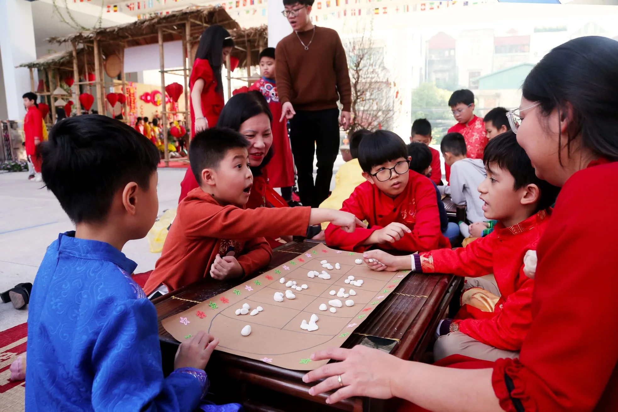 [TẠP CHÍ NGÀY NAY] DẮT TRẺ BƯỚC VÀO THẾ GIỚI TRÒ CHƠI DÂN GIAN