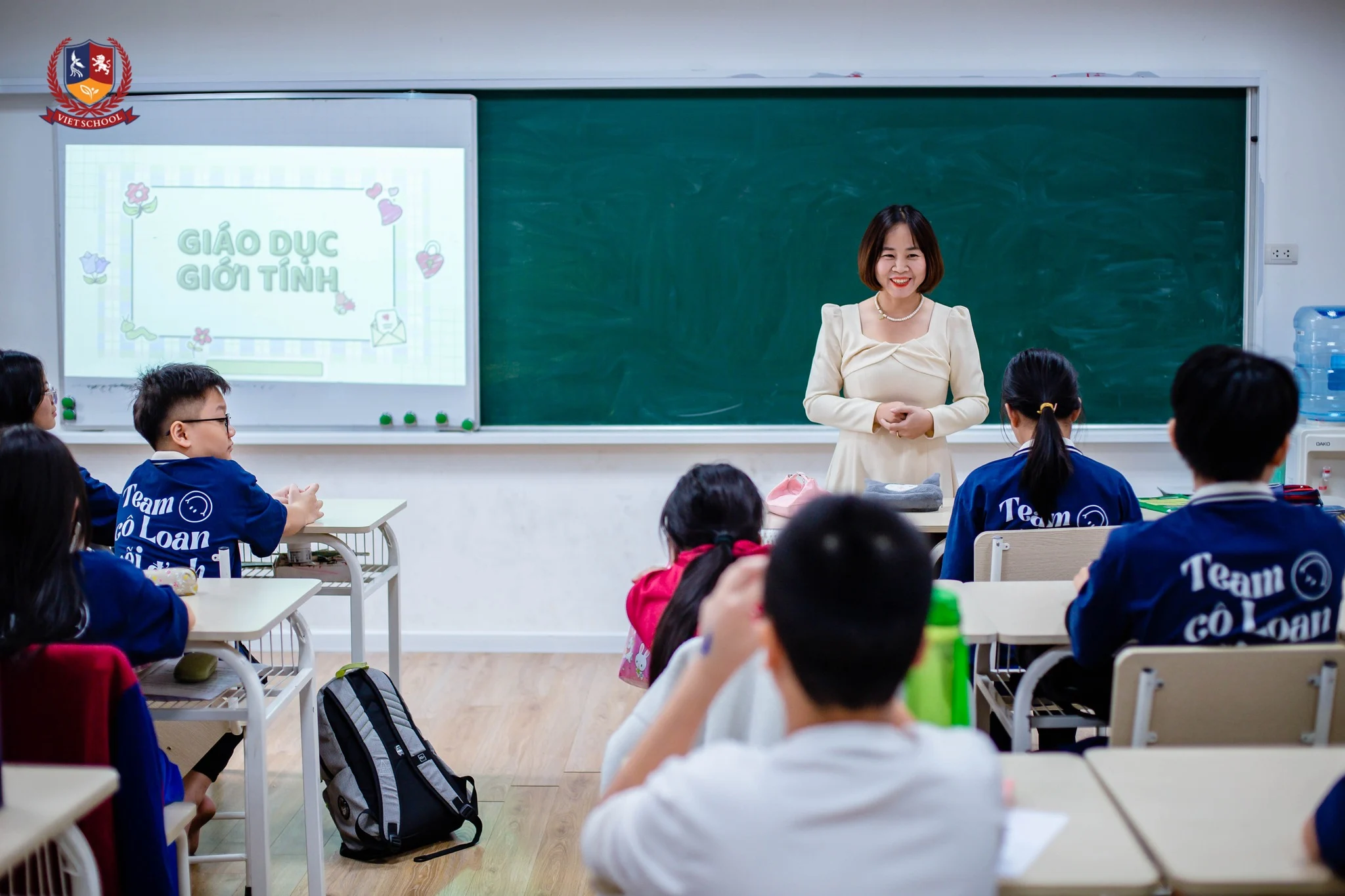 TRI ÂN THẦY CÔ 20/11 – NGÀY HỘI ĐONG ĐẦY CẢM XÚC TẠI VIETSCHOOL
