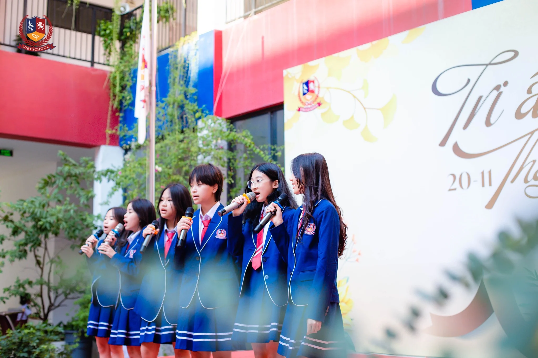 TRI ÂN THẦY CÔ 20/11 – NGÀY HỘI ĐONG ĐẦY CẢM XÚC TẠI VIETSCHOOL