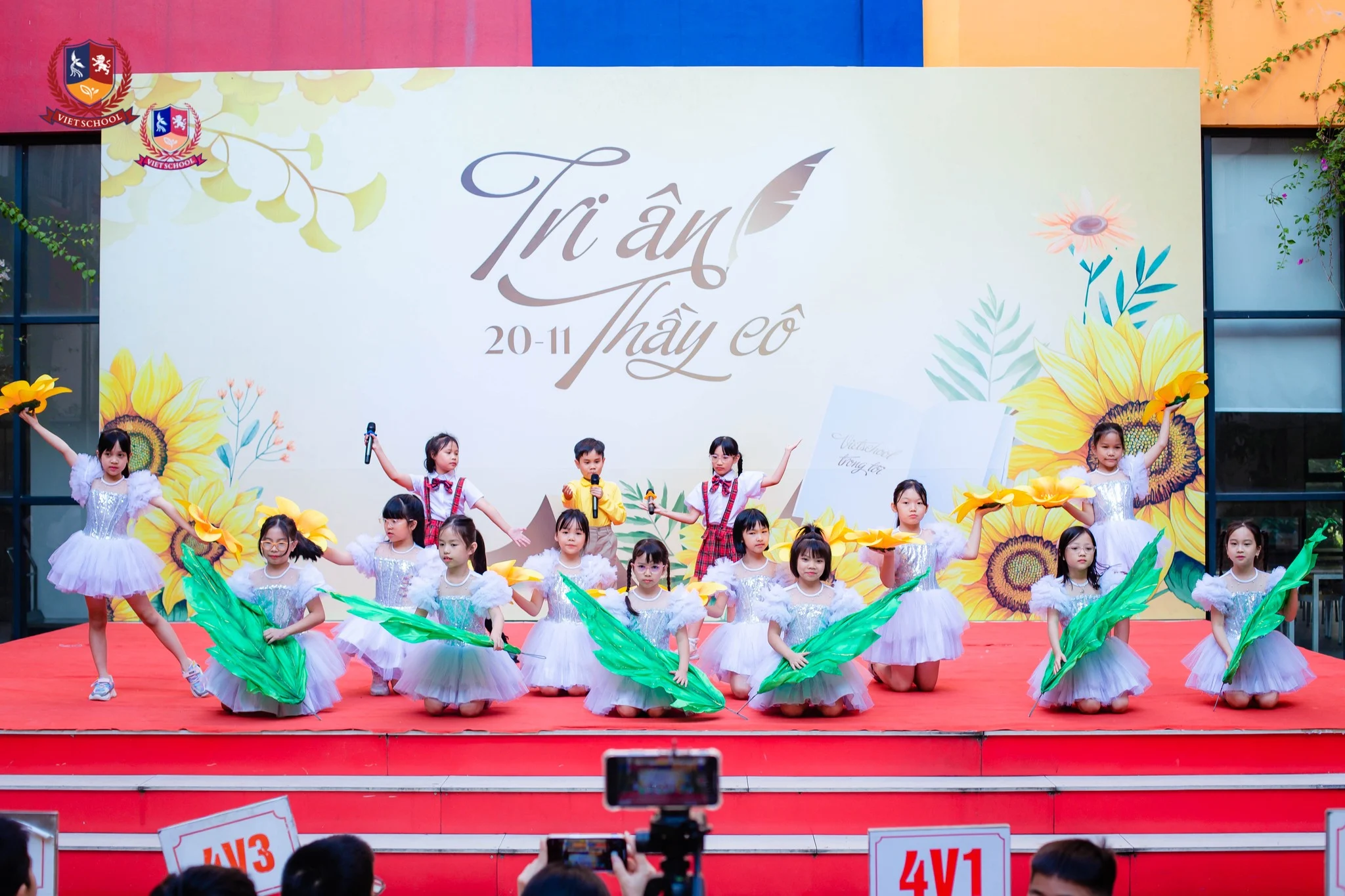 TRI ÂN THẦY CÔ 20/11 – NGÀY HỘI ĐONG ĐẦY CẢM XÚC TẠI VIETSCHOOL