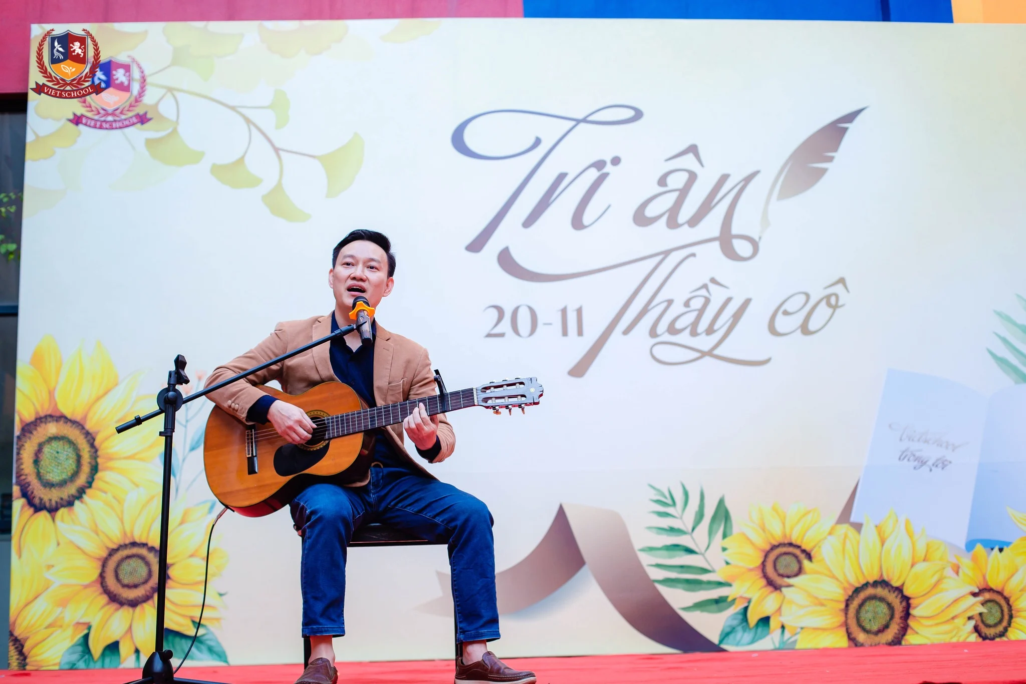TRI ÂN THẦY CÔ 20/11 – NGÀY HỘI ĐONG ĐẦY CẢM XÚC TẠI VIETSCHOOL