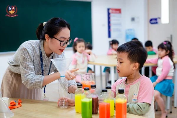 “MÁ HỒNG” HÁO HỨC VỚI CÁC TRẢI NGHIỆM TẠI VIETSCHOOL, SẴN SÀNG LÀM HỌC SINH LỚP 1