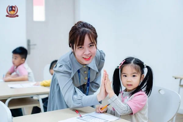 “MÁ HỒNG” HÁO HỨC VỚI CÁC TRẢI NGHIỆM TẠI VIETSCHOOL, SẴN SÀNG LÀM HỌC SINH LỚP 1