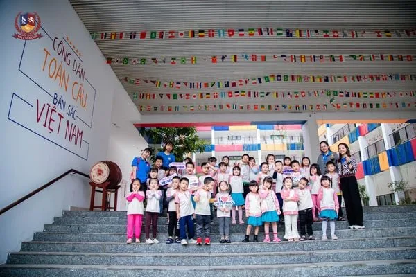 “MÁ HỒNG” HÁO HỨC VỚI CÁC TRẢI NGHIỆM TẠI VIETSCHOOL, SẴN SÀNG LÀM HỌC SINH LỚP 1