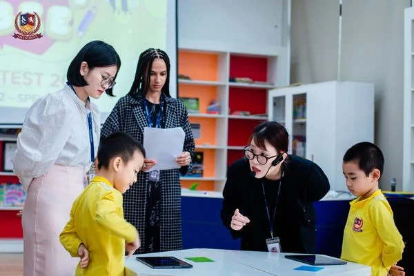 CHUNG KẾT CUỘC THI SPELLING BEE - NHỮNG “CHÚ ONG” TRANH TÀI THỂ HIỆN PHẢN XẠ TIẾNG ANH