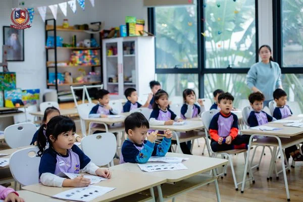 CÁC BẠN NHỎ HÁO HỨC ĐI TÌM HÀNH TRANG VÀO LỚP 1 TẠI VIETSCHOOL