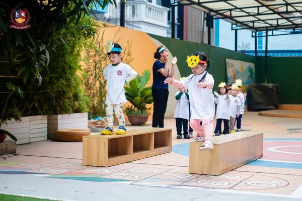 CÁC BẠN NHỎ VẬN ĐỘNG THÔNG MINH, RÈN SỰ KHÉO LÉO TRONG GIỜ GIÁO DỤC THỂ CHẤT