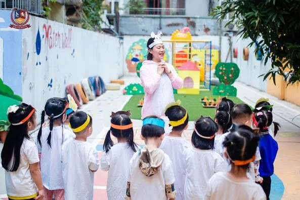 CÁC BẠN NHỎ VẬN ĐỘNG THÔNG MINH, RÈN SỰ KHÉO LÉO TRONG GIỜ GIÁO DỤC THỂ CHẤT