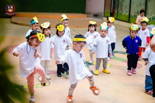 CÁC BẠN NHỎ VẬN ĐỘNG THÔNG MINH, RÈN SỰ KHÉO LÉO TRONG GIỜ GIÁO DỤC THỂ CHẤT
