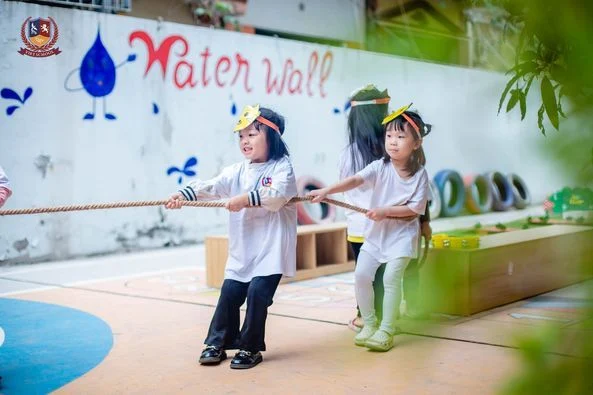 CÁC BẠN NHỎ VẬN ĐỘNG THÔNG MINH, RÈN SỰ KHÉO LÉO TRONG GIỜ GIÁO DỤC THỂ CHẤT