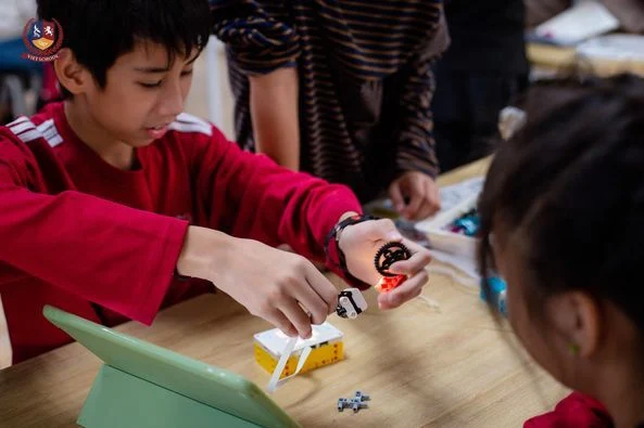 STEAM ROBOTICS: VIETSCHOOLERS LẬP TRÌNH VỚI ĐỘNG CƠ VÀ CẢM BIẾN