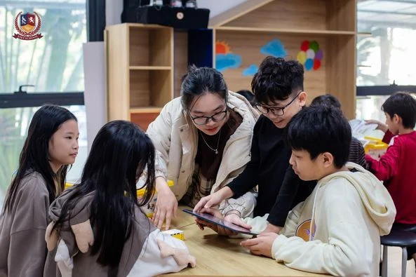 STEAM ROBOTICS: VIETSCHOOLERS LẬP TRÌNH VỚI ĐỘNG CƠ VÀ CẢM BIẾN
