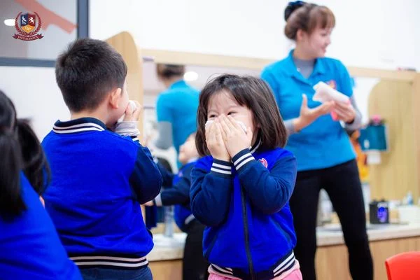VIETSKILLS: TRẺ HỌC KỸ NĂNG THOÁT HIỂM KHI GẶP HỎA HOẠN