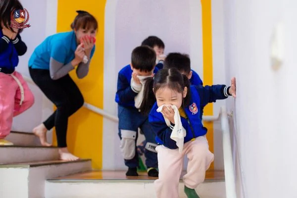 VIETSKILLS: TRẺ HỌC KỸ NĂNG THOÁT HIỂM KHI GẶP HỎA HOẠN