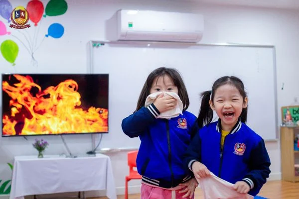 VIETSKILLS: TRẺ HỌC KỸ NĂNG THOÁT HIỂM KHI GẶP HỎA HOẠN