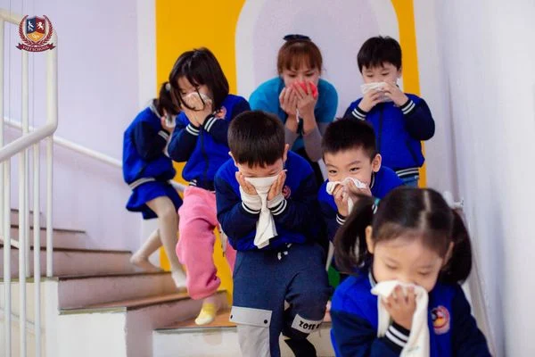 VIETSKILLS: TRẺ HỌC KỸ NĂNG THOÁT HIỂM KHI GẶP HỎA HOẠN