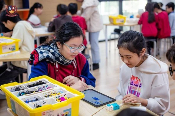 STEAM ROBOTICS: VIETSCHOOLERS LẬP TRÌNH VỚI ĐỘNG CƠ VÀ CẢM BIẾN