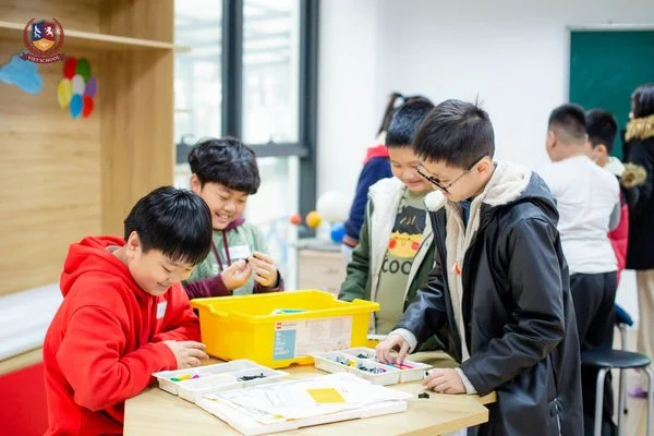 KHÁM PHÁ VIETSCHOOL, HỌC SINH TIỂU HỌC BRENDON ĐƯỢC TRẢI NGHIỆM NHỮNG GÌ?