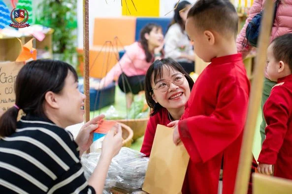 CHỢ QUÊ VIETSCHOOL: BỐ MẸ VÀ CÁC CON ĐÓN TẾT GIỮA KHÔNG GIAN ĐẬM ĐÀ BẢN SẮC VIỆT