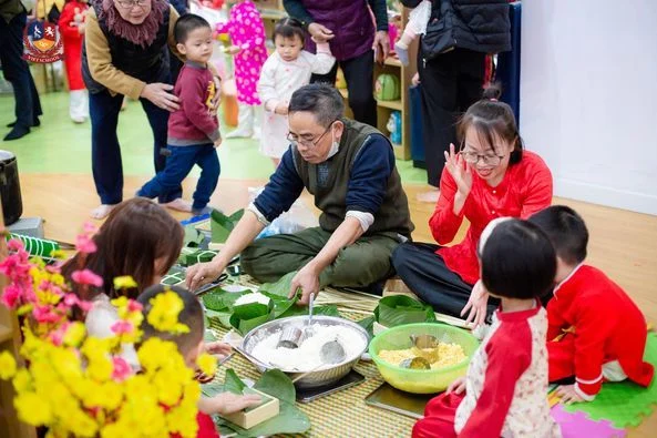 CHỢ QUÊ VIETSCHOOL: BỐ MẸ VÀ CÁC CON ĐÓN TẾT GIỮA KHÔNG GIAN ĐẬM ĐÀ BẢN SẮC VIỆT