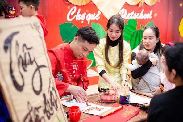 CHỢ QUÊ VIETSCHOOL: BỐ MẸ VÀ CÁC CON ĐÓN TẾT GIỮA KHÔNG GIAN ĐẬM ĐÀ BẢN SẮC VIỆT
