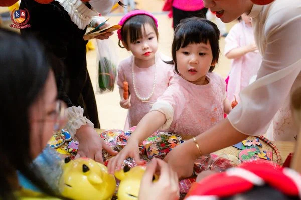 CHỢ QUÊ VIETSCHOOL: BỐ MẸ VÀ CÁC CON ĐÓN TẾT GIỮA KHÔNG GIAN ĐẬM ĐÀ BẢN SẮC VIỆT