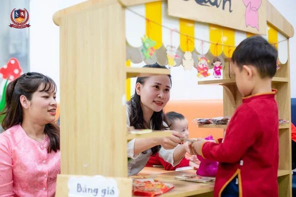 CHỢ QUÊ VIETSCHOOL: BỐ MẸ VÀ CÁC CON ĐÓN TẾT GIỮA KHÔNG GIAN ĐẬM ĐÀ BẢN SẮC VIỆT