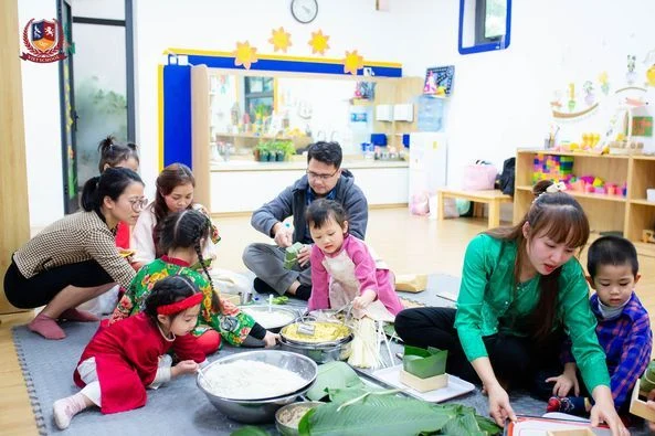 CHỢ QUÊ VIETSCHOOL: BỐ MẸ VÀ CÁC CON ĐÓN TẾT GIỮA KHÔNG GIAN ĐẬM ĐÀ BẢN SẮC VIỆT