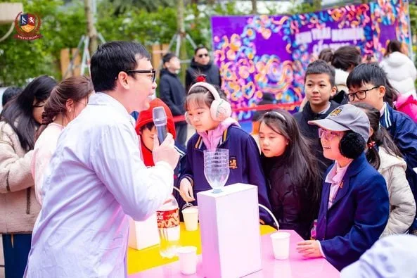 VIETSCHOOL “LÀM NÓNG” NGÀY HỘI CNTT VÀ STEM QUẬN THANH XUÂN VỚI NHỮNG TRẠM TRẢI NGHIỆM CỰC CHẤT