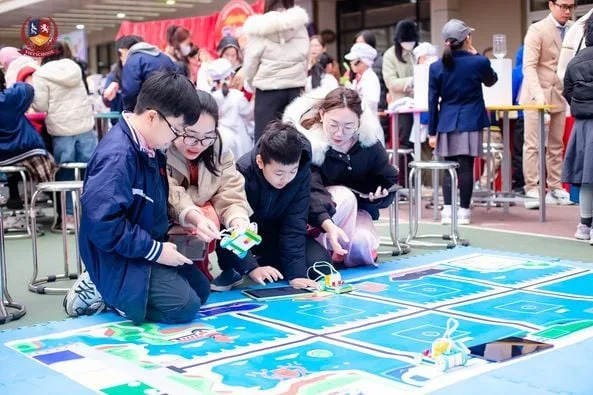 VIETSCHOOL “LÀM NÓNG” NGÀY HỘI CNTT VÀ STEM QUẬN THANH XUÂN VỚI NHỮNG TRẠM TRẢI NGHIỆM CỰC CHẤT