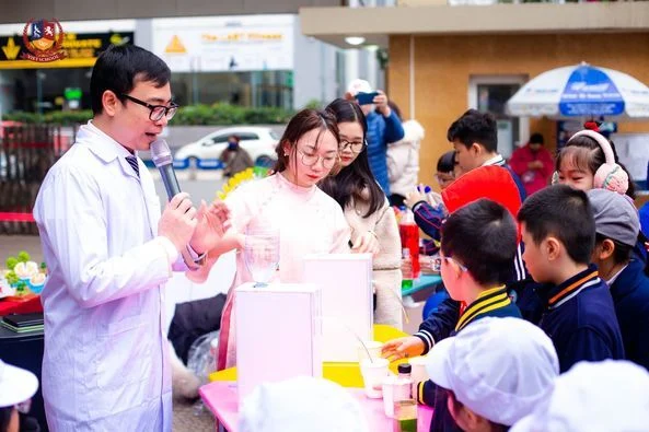 VIETSCHOOL “LÀM NÓNG” NGÀY HỘI CNTT VÀ STEM QUẬN THANH XUÂN VỚI NHỮNG TRẠM TRẢI NGHIỆM CỰC CHẤT