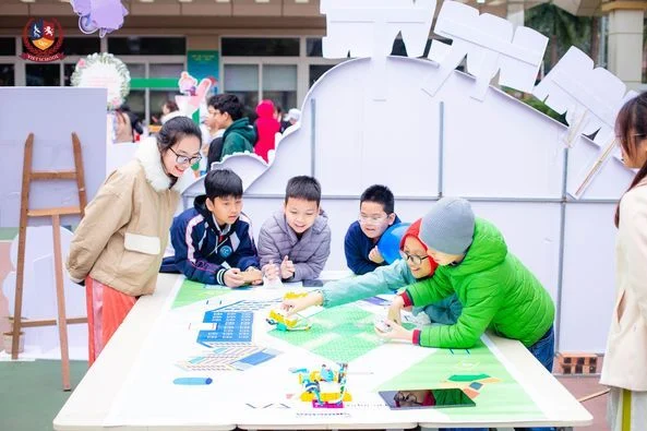 VIETSCHOOL “LÀM NÓNG” NGÀY HỘI CNTT VÀ STEM QUẬN THANH XUÂN VỚI NHỮNG TRẠM TRẢI NGHIỆM CỰC CHẤT