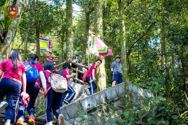 VIETSCHOOLERS KHỐI 7, 8 CHINH PHỤC ĐỈNH THIÊNG BA VÌ