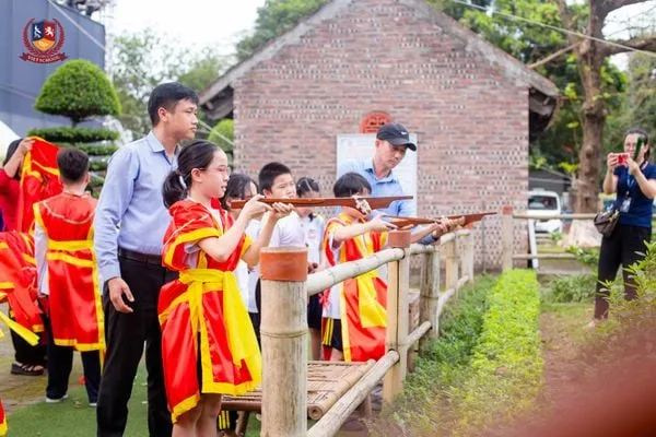 KHỐI 4 THĂM TÒA THÀNH CỔ NHẤT VIỆT NAM, NGHE CHUYỆN TIỀN NHÂN DỰNG NƯỚC
