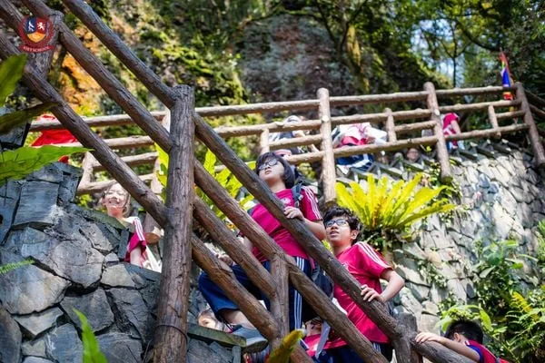 VIETSCHOOLERS KHỐI 7, 8 CHINH PHỤC ĐỈNH THIÊNG BA VÌ