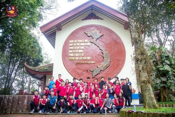 VIETSCHOOLERS KHỐI 7, 8 CHINH PHỤC ĐỈNH THIÊNG BA VÌ