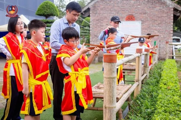 KHỐI 4 THĂM TÒA THÀNH CỔ NHẤT VIỆT NAM, NGHE CHUYỆN TIỀN NHÂN DỰNG NƯỚC