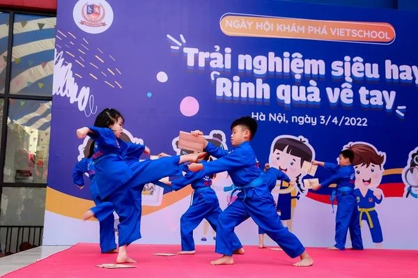 ĐÓN CHÀO HÀNG TRĂM GIA ĐÌNH ĐẾN VỚI "NGÀY HỘI KHÁM PHÁ VIETSCHOOL"