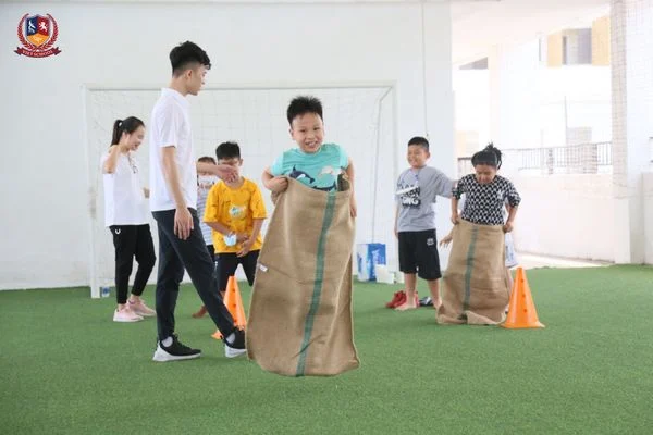 Không khí háo hức đón chào ngày Khai giảng trại hè Vietschool Các bạn nhỏ ai nấy đều "cháy hết mình" cùng các trò chơi vận động