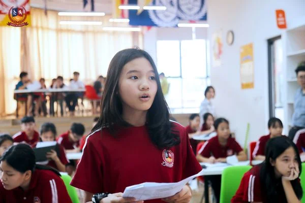 HỌC SINH VIETSCHOOL “GIAO LƯU QUỐC TẾ” VỚI TIẾT HỌC KHÔNG BIÊN GIỚI – BORDERLESS CLASSROOM Học sinh Giang Vân Khánh - Học sinh lớp 6V1C
