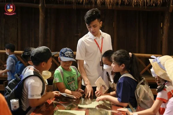 Học sinh trại hè Vietschool khám phá Bảo tàng Dân tộc học Việt Nam