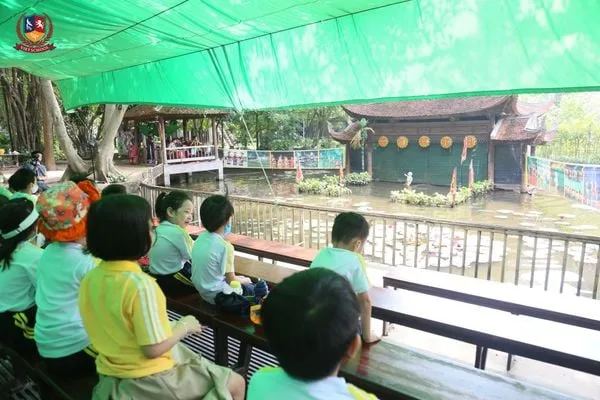 TRẢI NGHIỆM XEM MÚA RỐI NƯỚC ĐẦY HÁO HỨNG VỚI CÁC CON HỌC SINH KHỐI 1