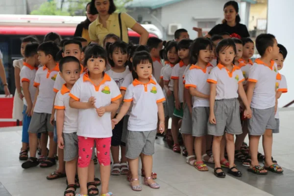 Những Trải Nghiệm Tuyệt Vời Tại Vietschool Cùng xếp hàng và tiến vào phòng tập trung nhé!